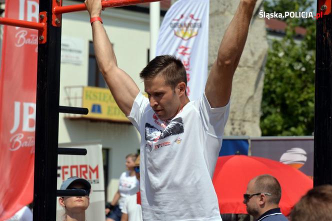 Policjanci z Katowic robią cuda na drążku! Najlepiej w całym kraju [ZDJĘCIA]