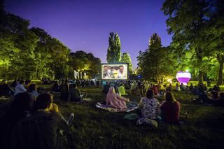 Kino pod chmurką w Warszawie: gdzie oglądać filmy za darmo? Zobacz przegląd plenerowych kin! [GALERIA]
