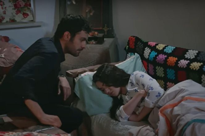 Kiedy Zeynep zaśnie, Halil czule pogłaszcze ją po głowie. Ona przez sen złapie go za rękę 