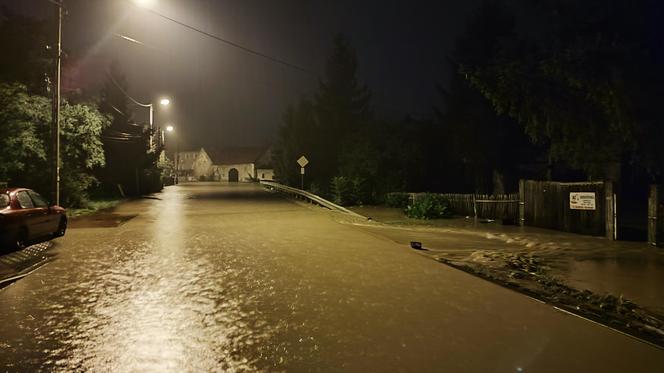 Nysa. Ratownicy WOPR i GOPR z całego kraju zjeżdżają do miasta. Dwugodzinne kolejki w sklepach