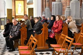 Papieski paliusz na ramionach Metropolity Białostockiego