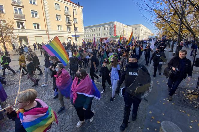 Białystok: II Marsz Równości. Tęczowe flagi i gigantyczne emocje