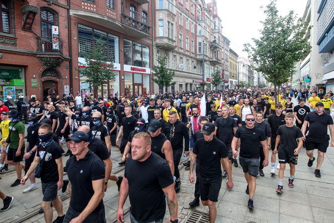 Protest przeciwko imigrantom.Tysiące kibiciów na ulicach Katowic