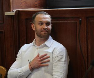 „Byłam obok, gdy tłukli Maćka”. Oskarżony o śmiertelne pobicie Maćka na Nowym Świecie z uśmiechem na twarzy słuchał zeznań świadków