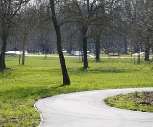 Słoneczny pierwszy dzień wiosny w Parku Ludowym w Lublinie