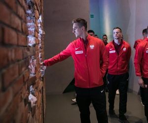 Wizyta piłkarzy w Muzeum II Wojny Światowej