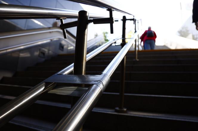 Metro Centrum Nauki Kopernik – poręcz sklejona taśmą klejącą