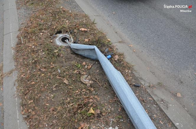 Combo na wiślance: Kobieta wjechała w tył osobówki, ścięła latarnię i potrąciła 17-latka