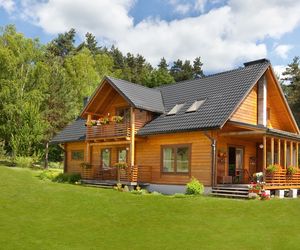 Dom drewniany z bali sosnowych powstał w sąsiedztwie zamku. Materiały sprowadzono aż z Finlandii