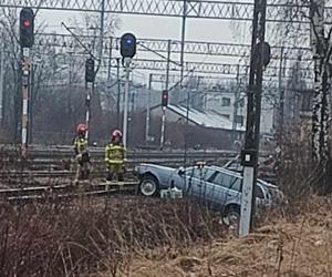 Pszczyna. Pijany kierowca nie zauważył zakrętu i wylądował tuż przed torami 