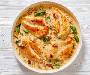 Zamiast pomidorowego, przygotuj ten sos. Pierś z kurczaka nigdy nie smakowała lepiej