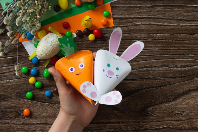 Ozdoby wielkanocne dla dzieci - królik z marchewką krok efekt końcowy