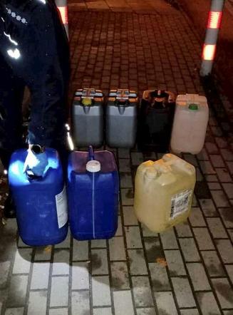  Szok! Ukradł ponad 80 litrów paliwa, podczas ucieczki zakopał się w trawniku