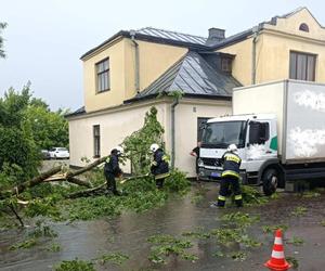Woda zalewa posesje i drogi. To będzie ciężka noc dla strażaków