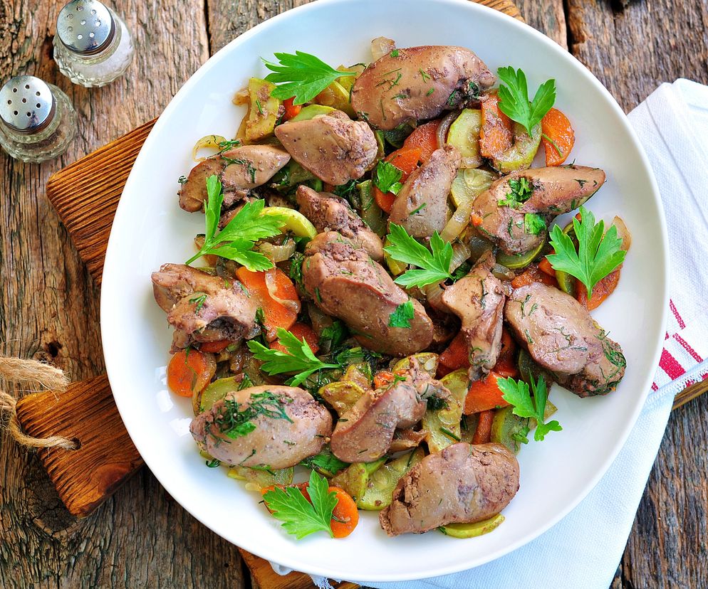 Wątróbka z cukinią, marchewką i cebulą: przepis na szybki obiad