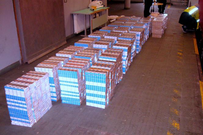 30 tys. paczek nielegalnych papierosów w podłodze naczepy