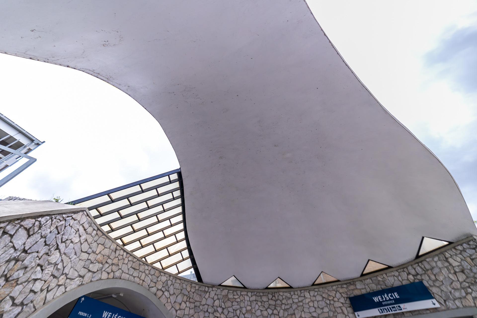 Warszawa Stadion PKP - zdjęcia stacji w kształcie łupiny orzecha