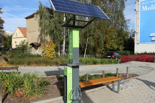 Na Górczynie stanęła nietypowa ławka! Można w niej naładować telefon lub naprawić rower! 