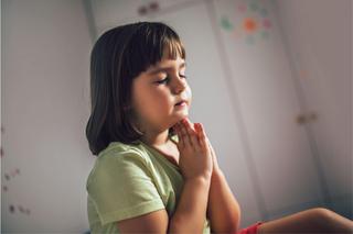Dzieci modlą się za nauczycieli w państwowej szkole. Dyrektorka: Wiedzieli, kto jest patronką