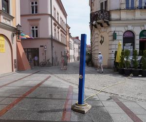 Tarnów walczy z falą upałów. Na ulicach rozdawana jest woda, stanęły również kurtyny wodne