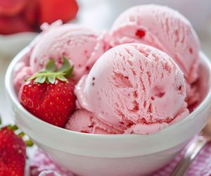 Pyszne, zdrowe i bez białego cukru. Fit lody truskawkowe zrobisz z 4 składników w 5 minut 