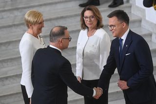 Agata Duda z kokardą na ramieniu w Sejmie