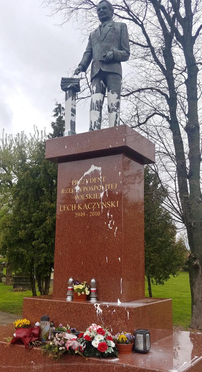 Zdewastowany pomnik Lecha Kaczyńskiego w Siedlcach