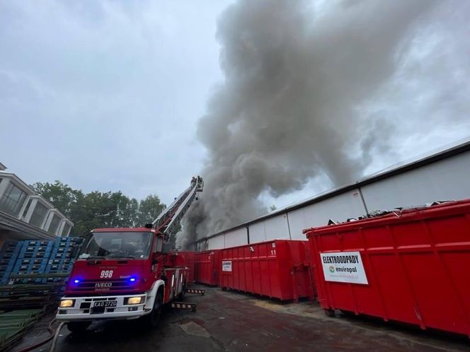 Pożar hali z elektrośmieciami w Gliwicach