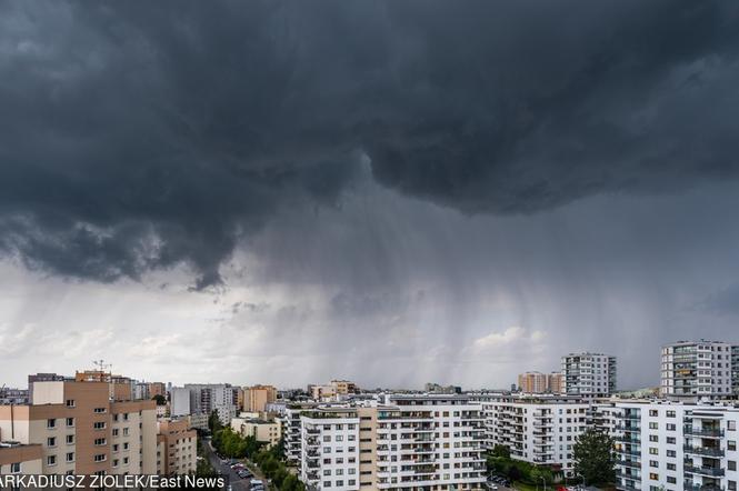 Chmura burzowa nad osiedlem mieszkaniowym w Warszawie 