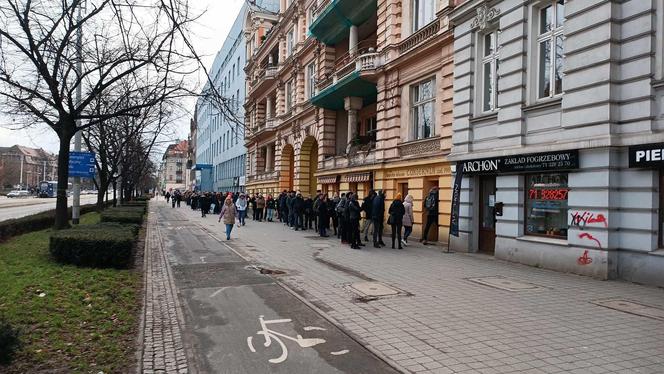 Tłusty czwartek we Wrocławiu. Mieszkańcu rzucili się na pączki! Ogromne kolejki [ZDJĘCIA]