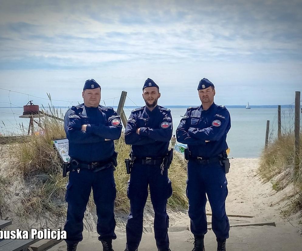 Policjanci nad morzem
