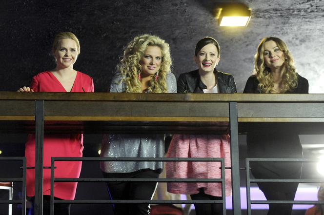 PRZYJACIÓŁKI 2 sezon odc. 25. Anka (Magdalena Stużyńska), Patrycja (Joanna Liszowska), Zuza (Anita Sokołowska), Inga (Małgorzata Socha)