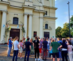 Magiczna Noc Świętojańska w Starym Fordonie. Spacer pod gwiazdami przyciągnął bydgoszczan i turystów
