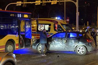 Autobus MPK zderzył się z osobówką. Paraliż we Wrocławiu 