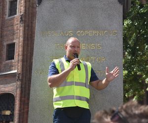Marsz Milczenia dla Klaudii w Toruniu. „Niech nasza cisza przemówi głośniej niż słowa” [GALERIA]