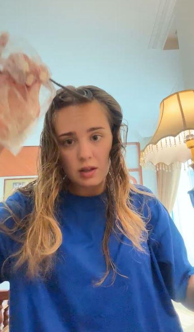 Wiktoria Gąsiewska tonuje włosy