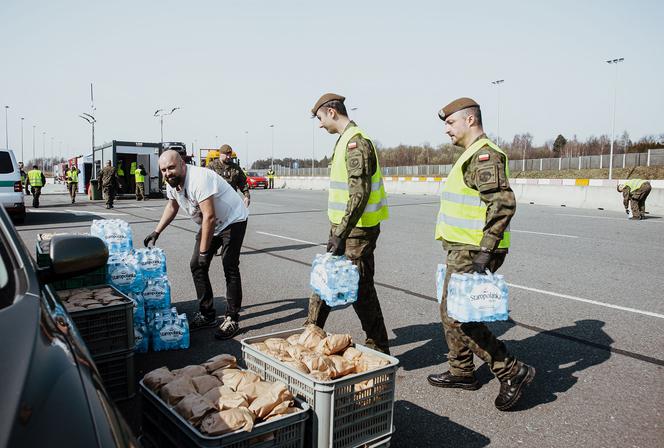 Wojsko Obrony Terytorialnej pomaga kierowcom, którzy utknęli na granicach