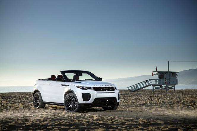 Dzieczyna Bonda Naomie Harris pozuje z Range Roverem Evoque kabrio 