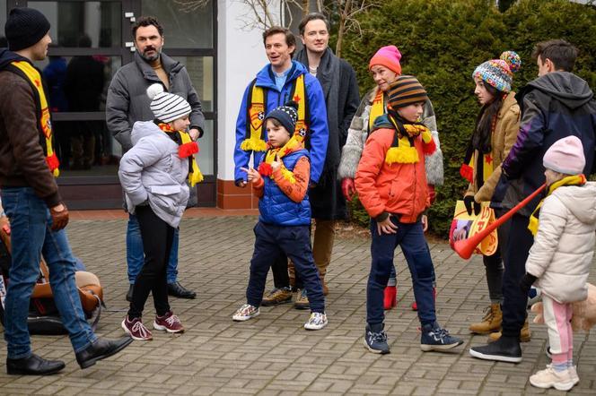 Barwy szczęścia odc. 2083. Piotr (Piotr Jankowski), ksiądz Tadeusz (Jakub Mróz), Władek (Przemysław Stippa), Jola (Małgorzata Potocka), Franek (Mateusz Banasiuk)