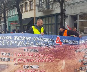 Rolnicy z traktorami na rynku w Lesznie. Tłumaczą mieszkańcom powody swoich protestów