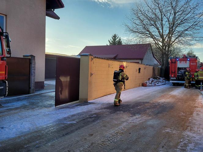 Pożar hali w Ambrożowie. Na miejscu strażacy z całego powiatu