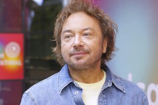 Dawno niewidziany na salonach Mietek Szcześniak w blasku fleszy. Tak teraz wygląda