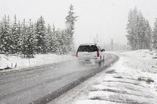 Zaspy śnieżne i błoto pośniegowe na podkarpackich drogach. Zamknięto odcinek Folusz-Samoklęski