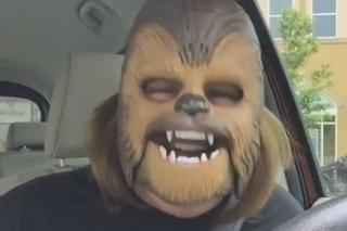 Hit Internetu: kobieta zakłada maskę Chewbacci i wpada w zaraźliwy śmiech