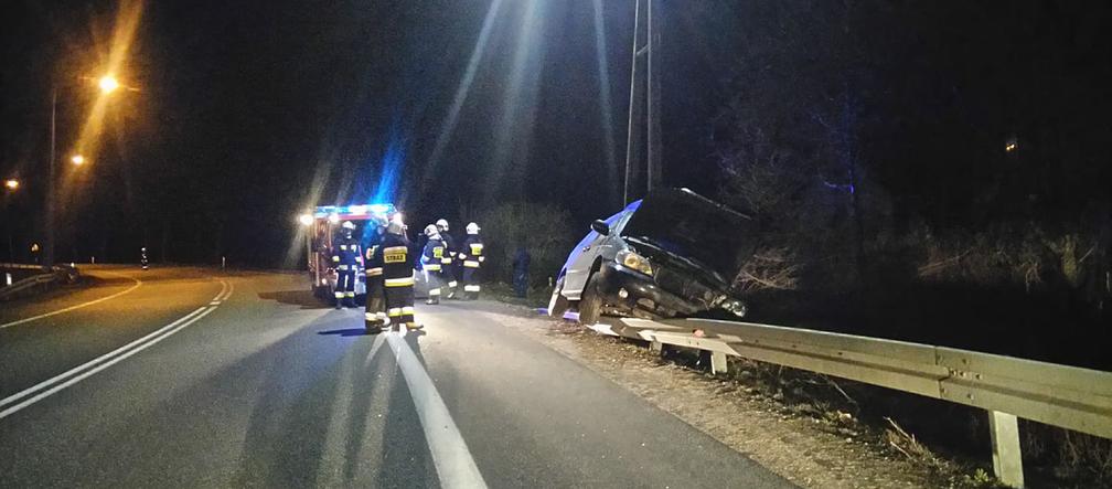 Poświętne. Wypadek na DK8. Van wjechał na barierkę. Nikomu nic się nie stało.