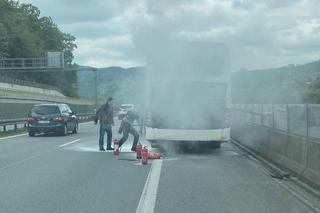 Autokar na zakopiance stanął w płomieniach. Na pomoc ruszył policjant z gaśnicą