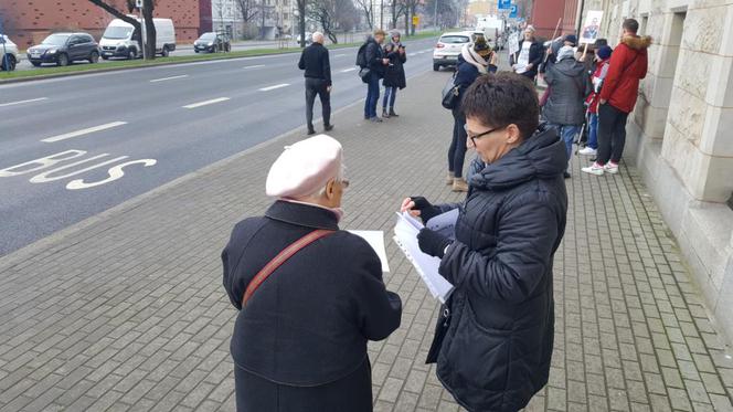 Protest przed sądem w Bydgoszczy. „Stoimy murem za niezawisłymi sędziami” 