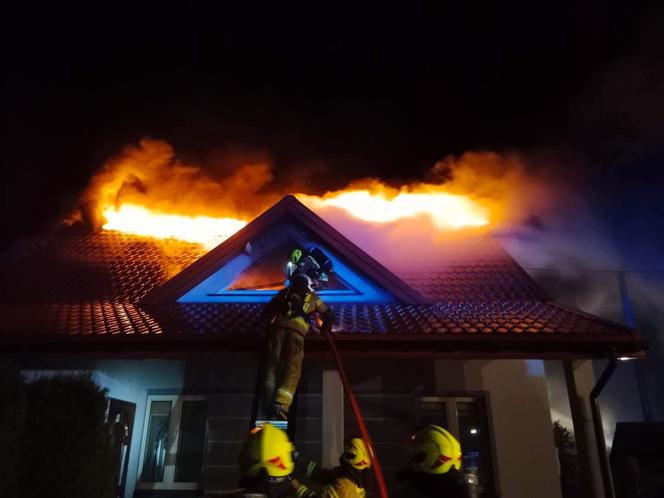 Pożar domu we wsi Ruda Rzeczka. W internecie ruszyła zbiórka pieniędzy na pomoc pogorzelcom