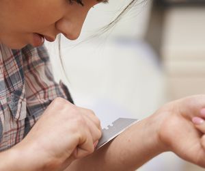 Samookaleczanie u dzieci i młodzieży – przyczyny i leczenie