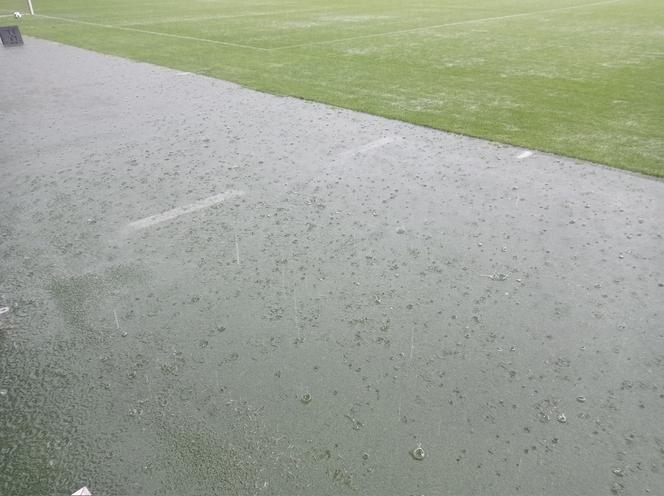 Problemy ze stadionem Widzewa? Przez nadmiar wody trzeba było przerwać rozgrywki [ZDJĘCIA]